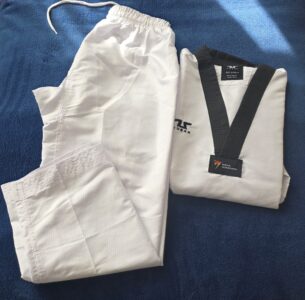 Dobok TUSAH luptă cu rever negru / EZ-Fit Fighter Uniform / – Recognized by World Taekwondo
